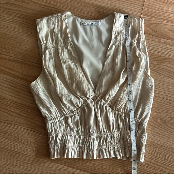 Abercrombie & Fitch Crème Crinkled Plunge Top Small - Picture 7 of 8